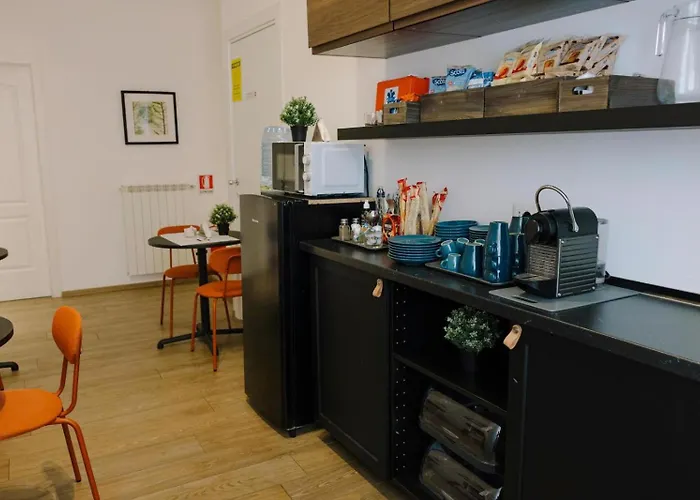 Πανσιόν The B Place Cola