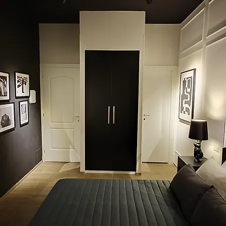 The B Place Cola Pensión