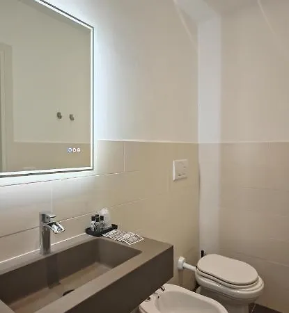 ゲストハウス The B Place Cola ローマ