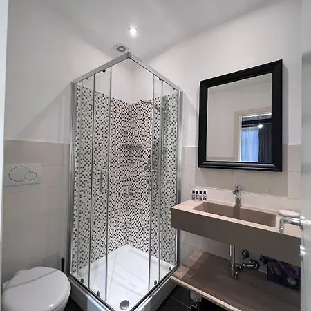 The B Place Cola ローマ