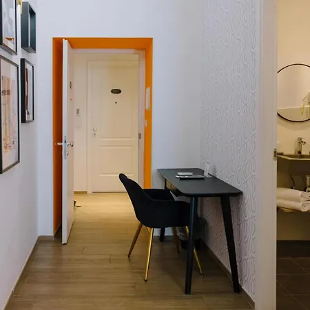 بيت ضيافة The B Place Cola روما