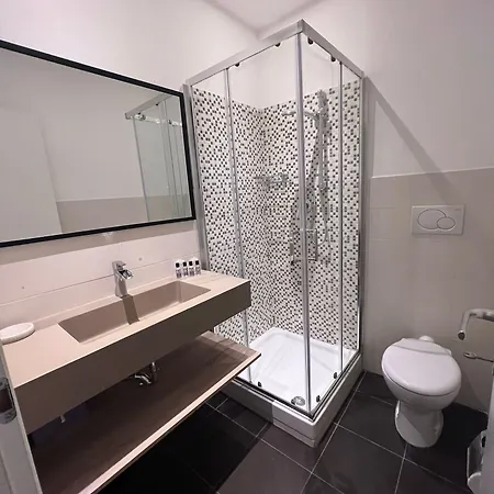 The B Place Cola ローマ